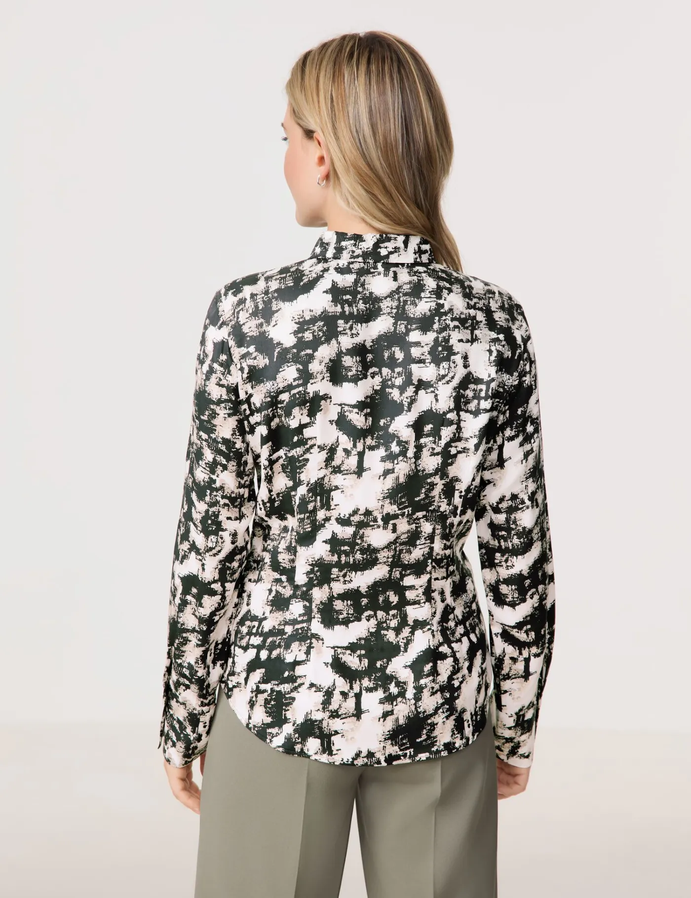 Taillierte Hemdbluse mit Allover-Print