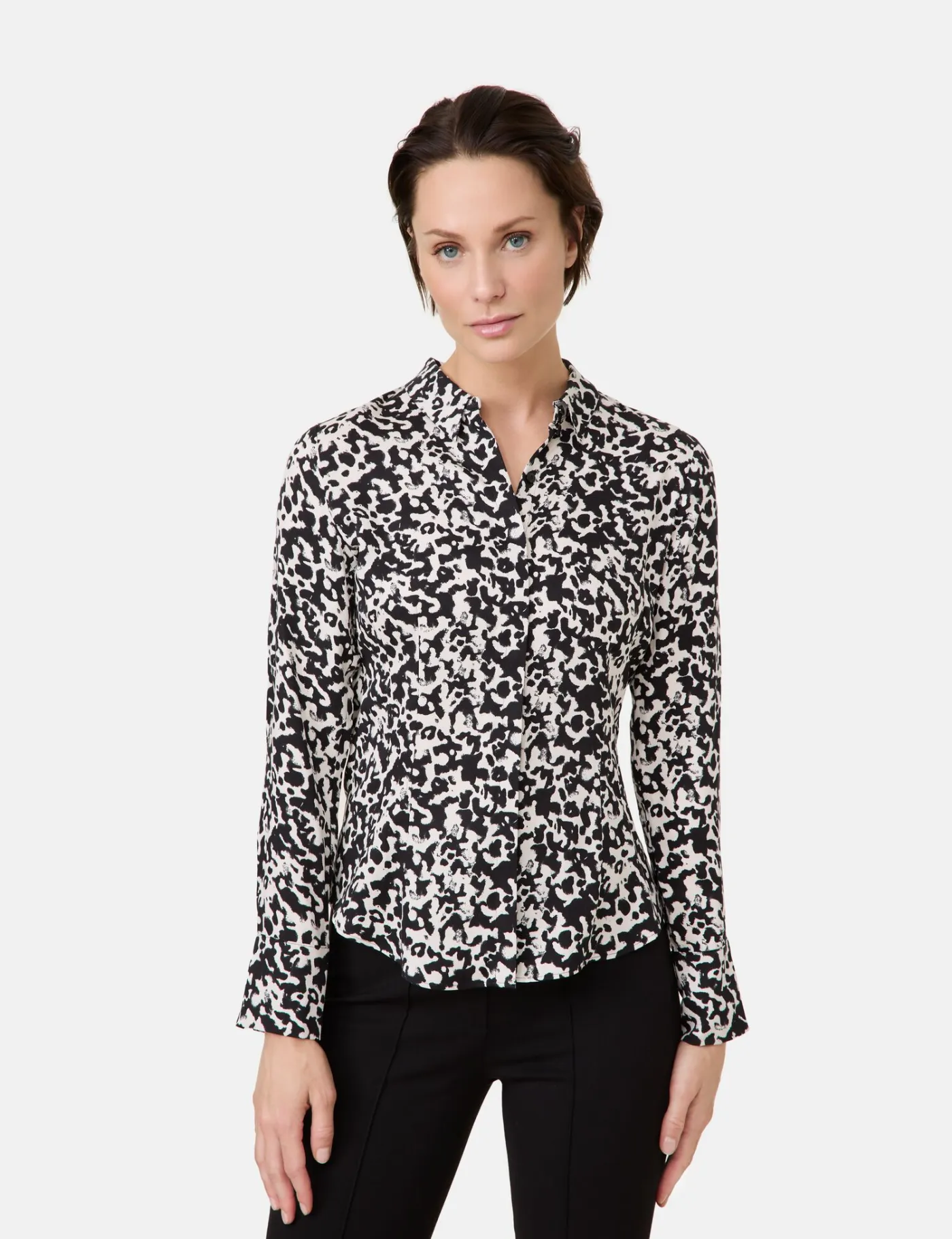 Taillierte Hemdbluse mit Allover-Print
