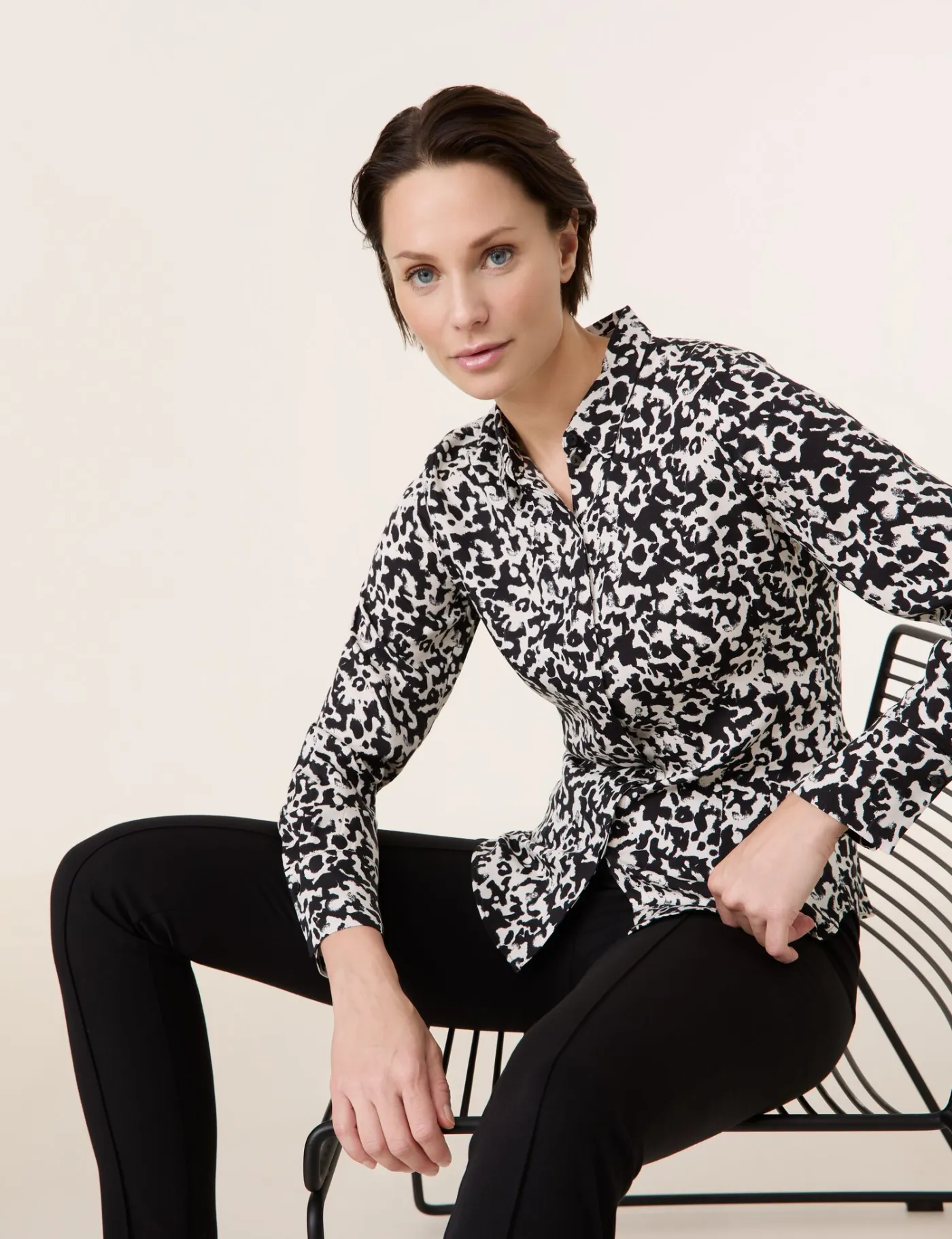 Taillierte Hemdbluse mit Allover-Print