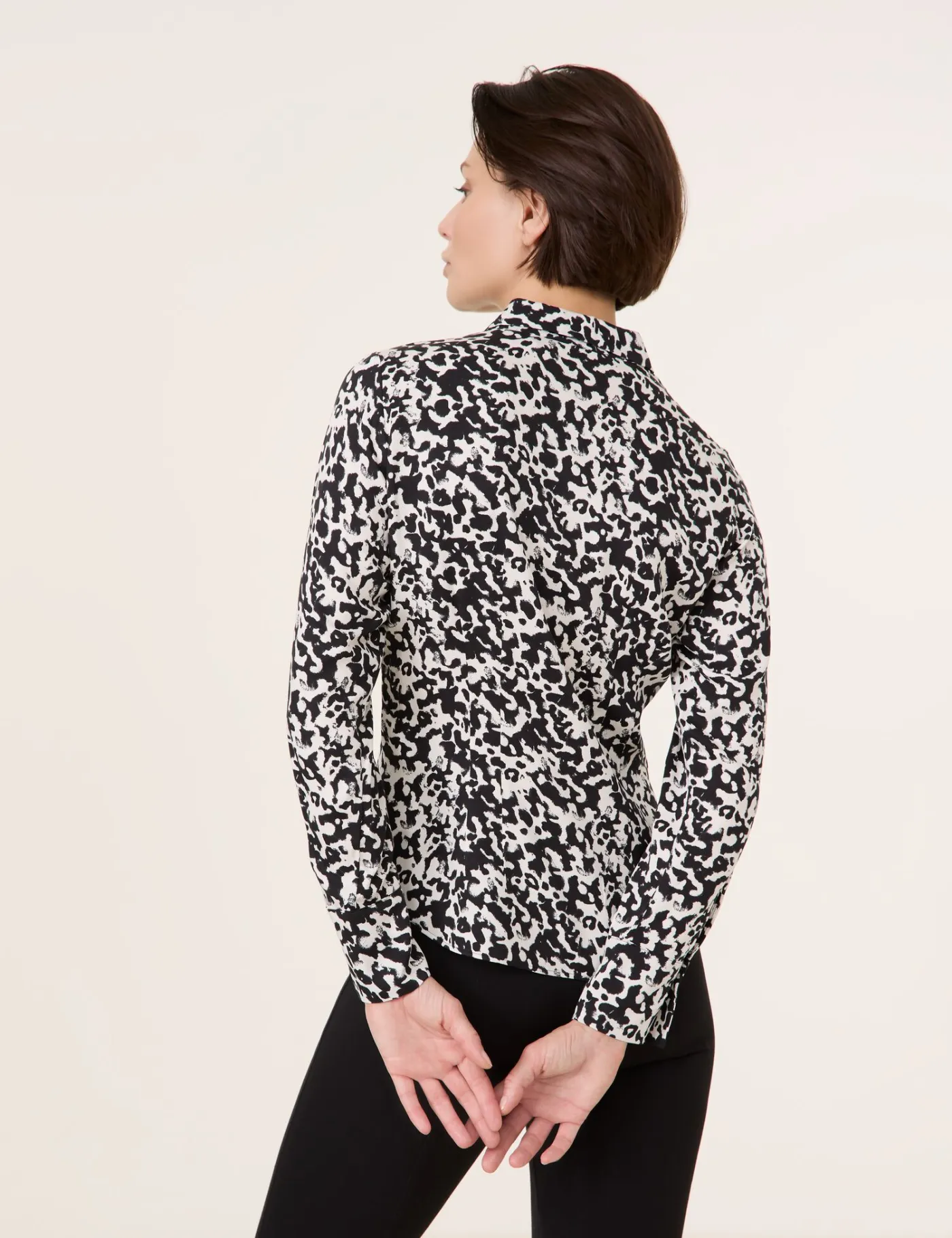 Taillierte Hemdbluse mit Allover-Print