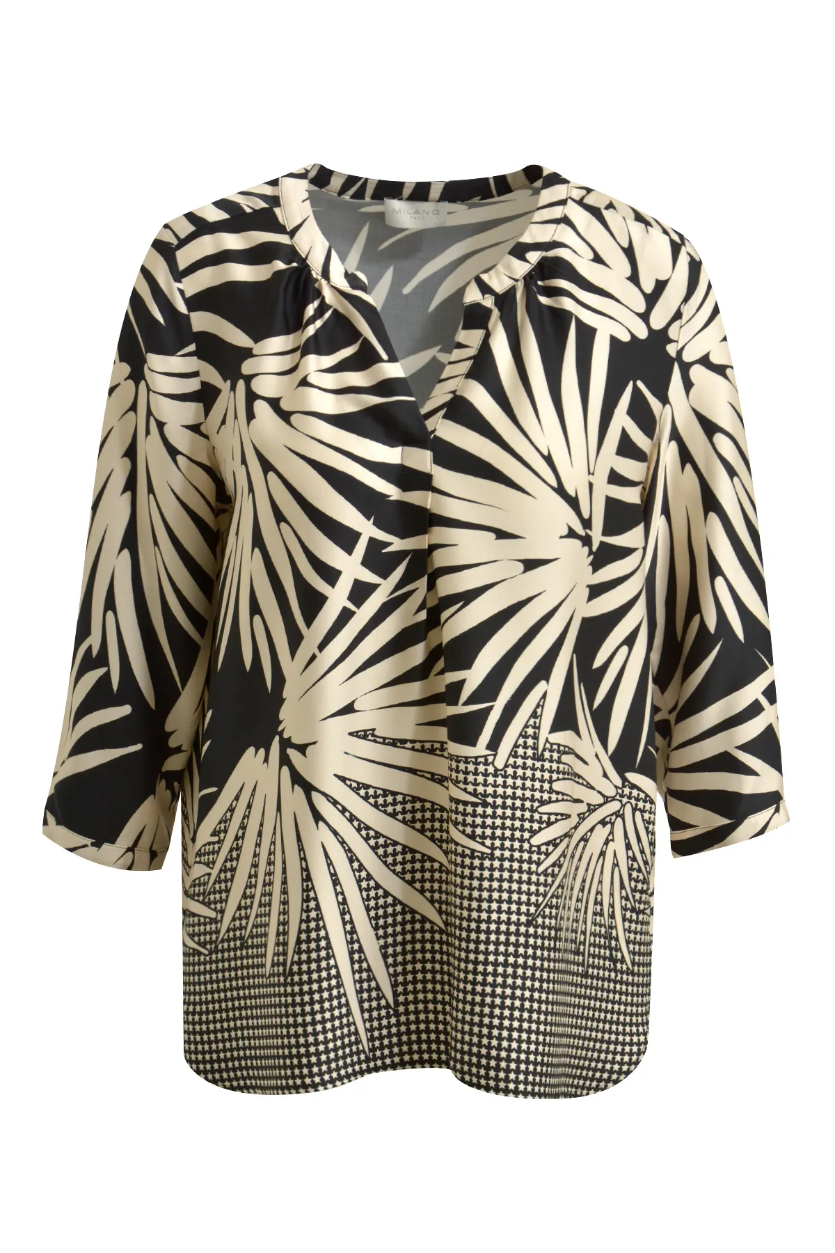 Blouse w neckpanel, v-neck, gathering at neckopening, 3/4 sleeves