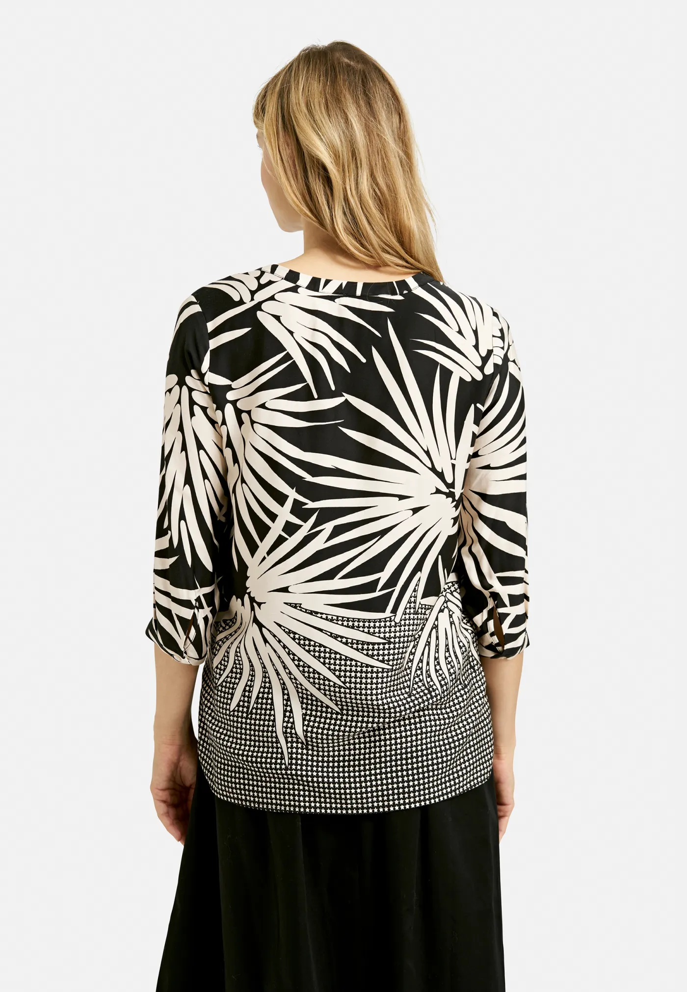Blouse w neckpanel, v-neck, gathering at neckopening, 3/4 sleeves