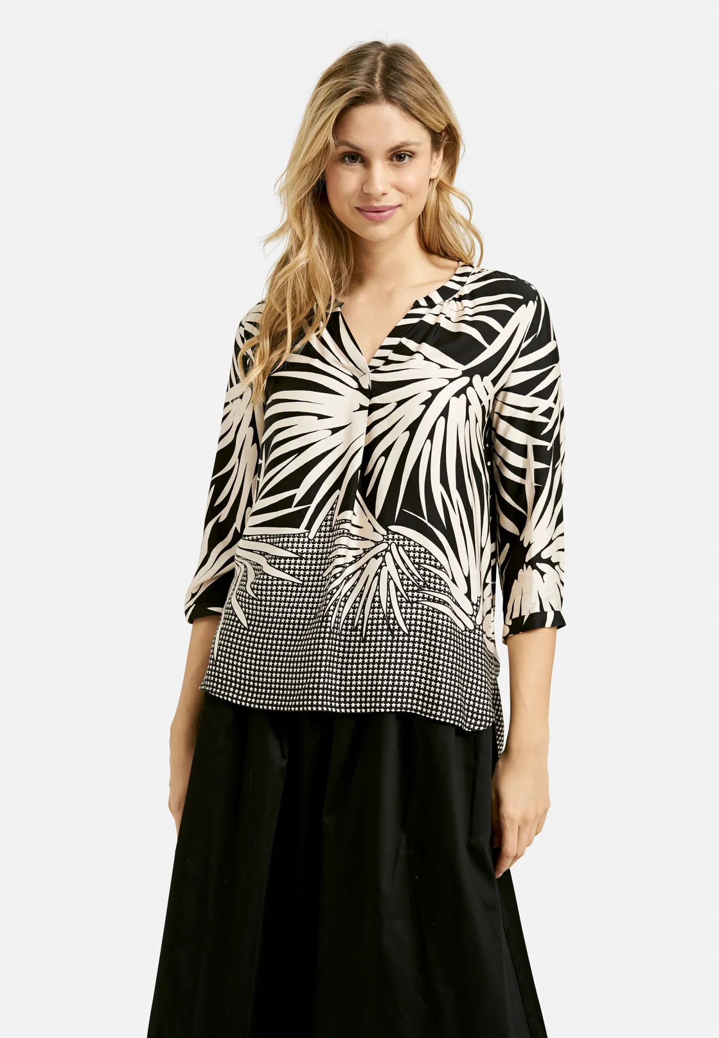 Blouse w neckpanel, v-neck, gathering at neckopening, 3/4 sleeves