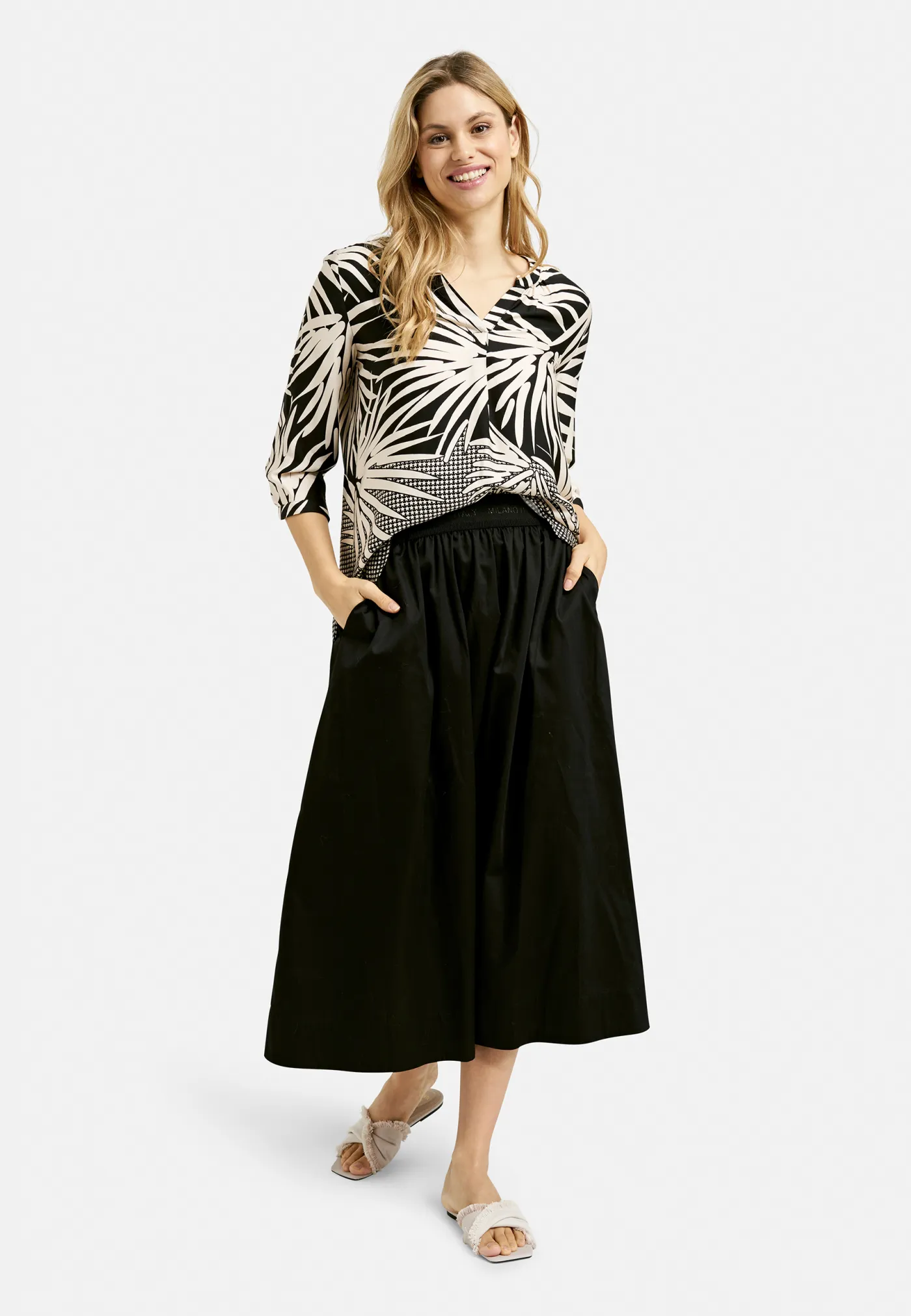 Blouse w neckpanel, v-neck, gathering at neckopening, 3/4 sleeves