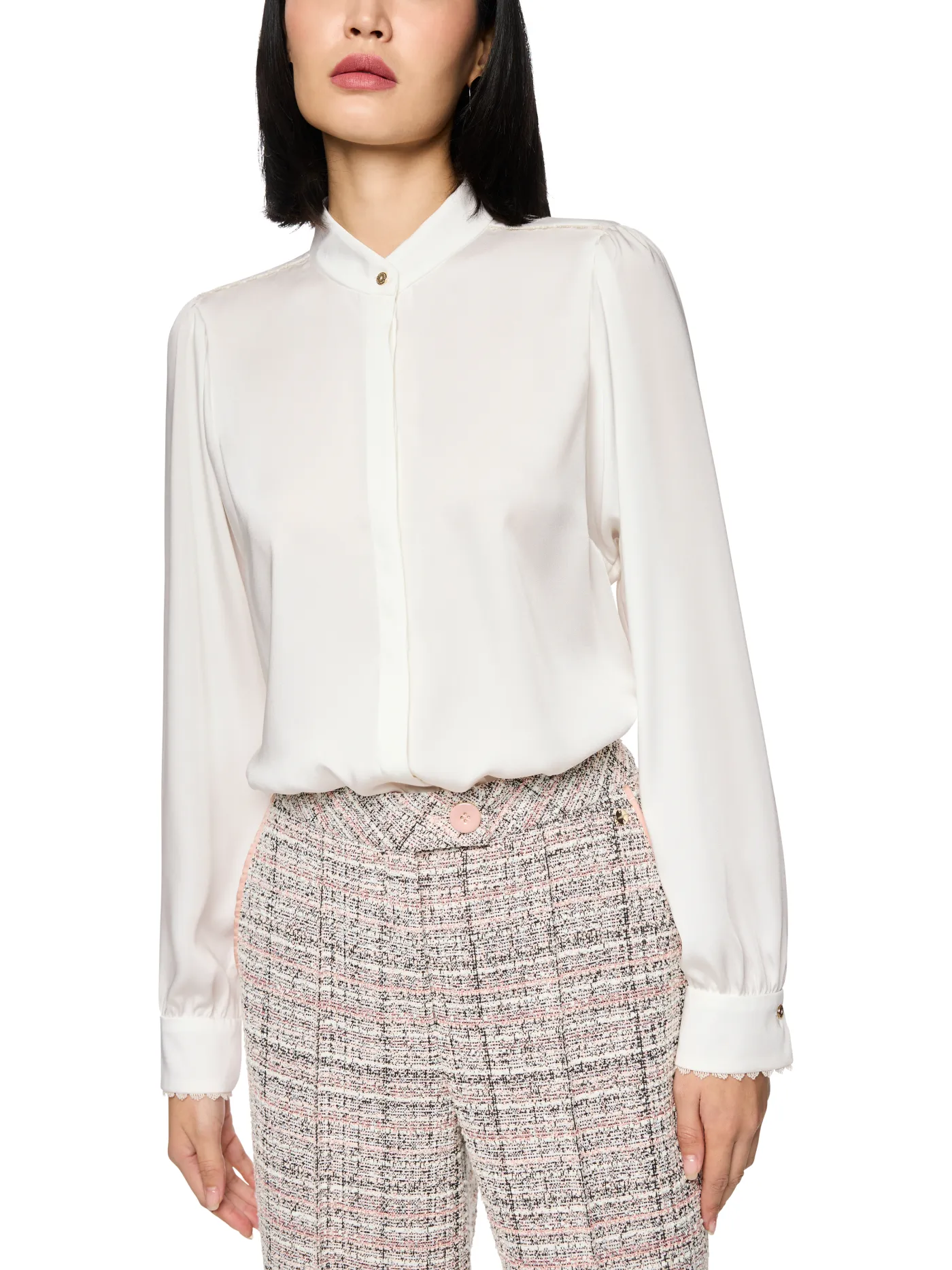 Bluse mit Spitzendetails und Stehkragen