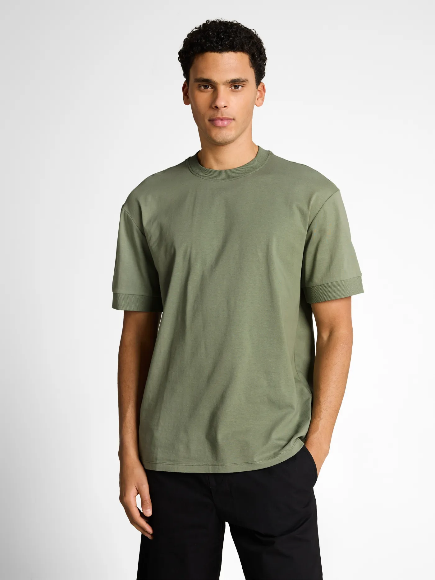 Relaxed Fit T-Shirt mit Rippbündchen